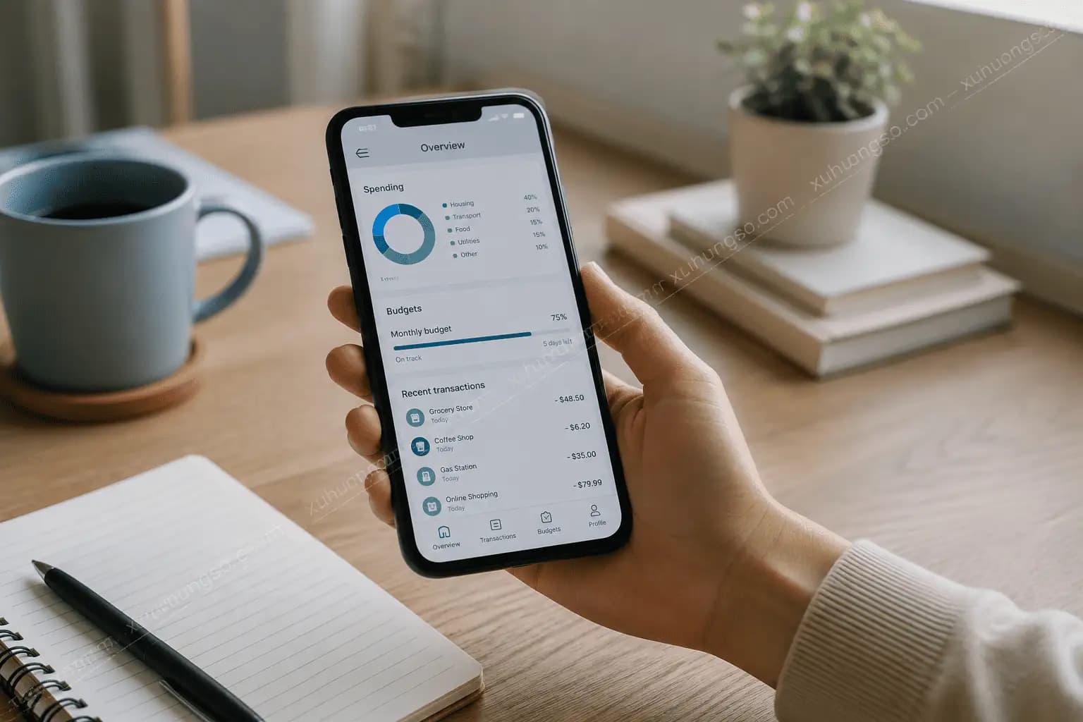 Người dùng kiểm tra app kiếm tiền online trên điện thoại trước khi tải